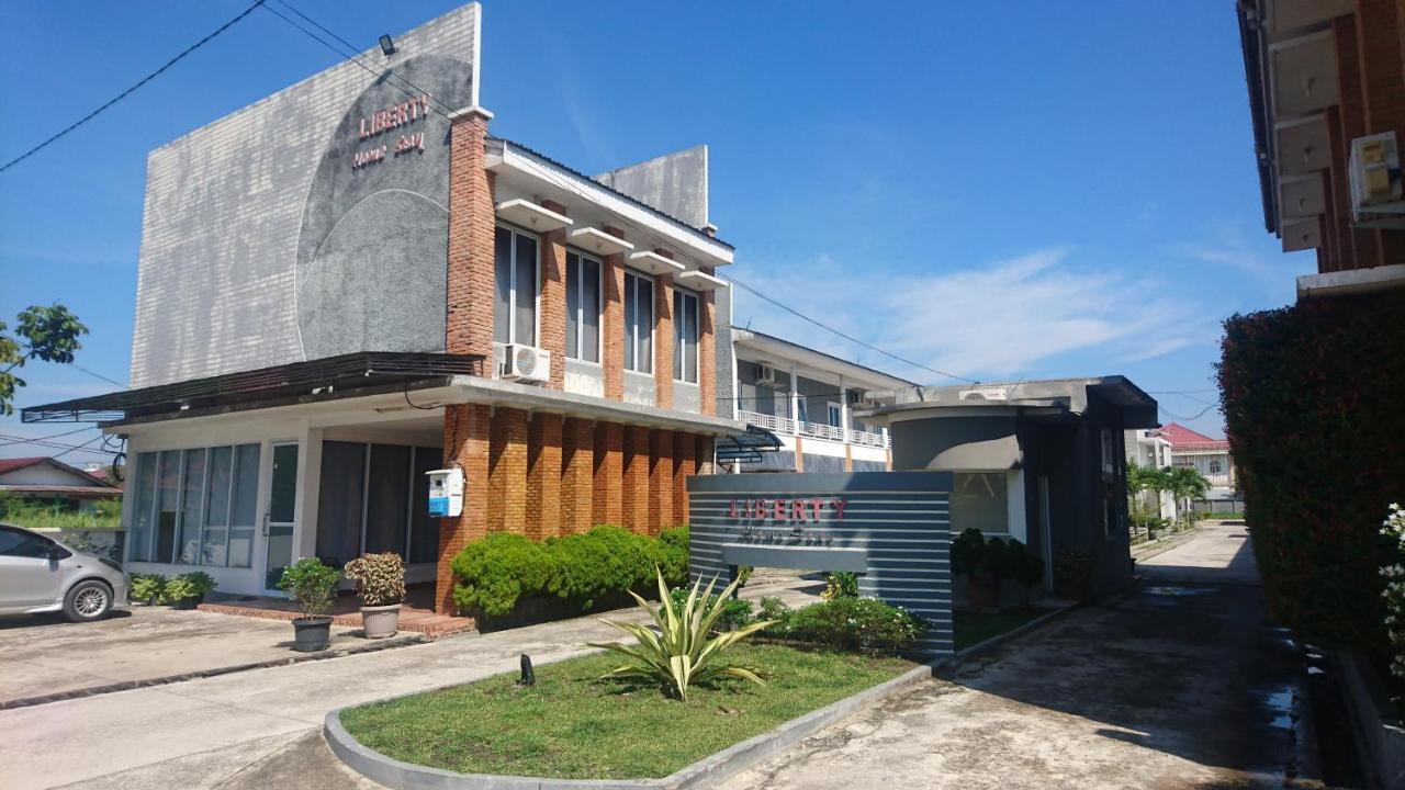 Liberty Homestay Parit  Exterior photo